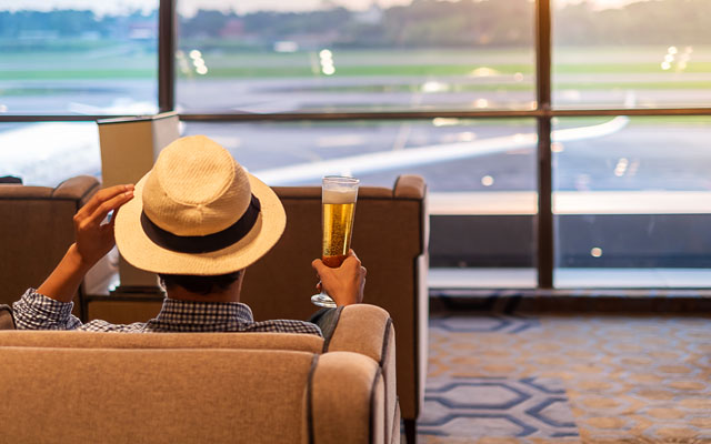 man in airport lounge 640
