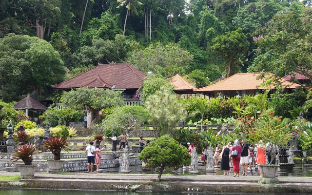 tourists_at_Tirta_Gangga_640