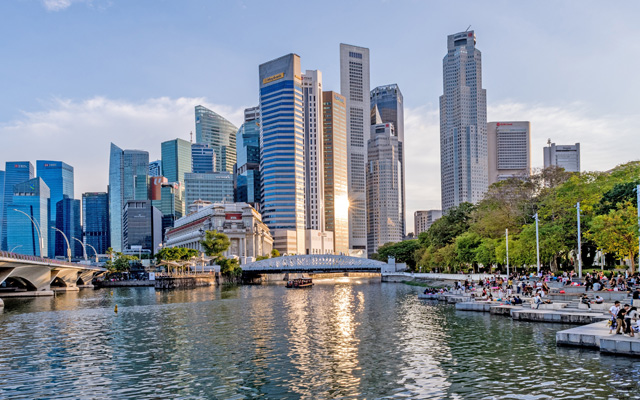 Singapore_River_with_crowds_along_the_waterfront_640