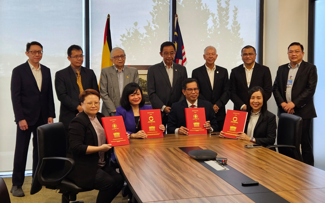 MoA_Signing_witnessed_by_the_Minister_640